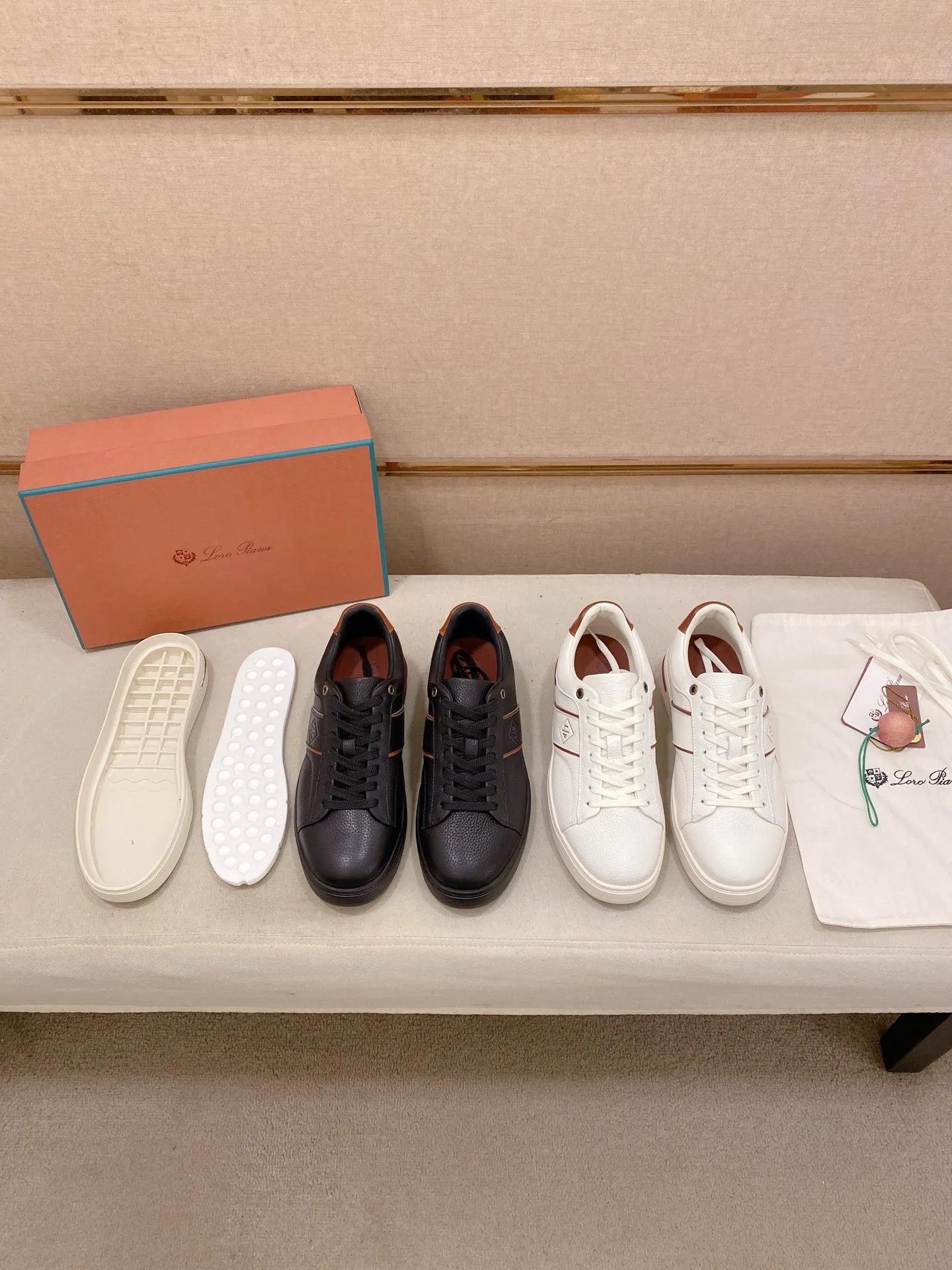Men's shoes💰: 580💰🔥𝐥𝐨𝐫𝐨 𝐏𝐢𝐚𝐧𝐚 lp classic loafers, an Italian treasure brand, the only brand that can match Hermès! Only after wearing it do we realize that we can’t live up to our feet. The upper is made of imported first-layer cowhide with breathable fly-knit fabric, water-dyed cowhide foot pads, and the official original glass rubber outsole and pendant. Exclusive original packaging (tag ➕ brand paper ➕ outer box ➕ hand bag) code number: 38-44. Can be customized 45-46